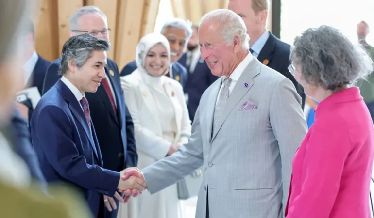 Turkiye-Destegiyle-Cambridge-Merkez-Camisi-Kral-Charlesi-Agirladi-featured