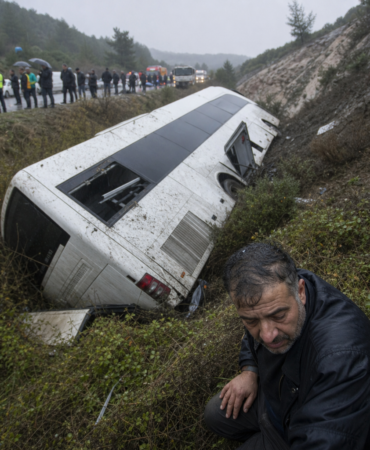 Yagisli-yolda-yolcu-otobusu-sarampole-yuvarlandi-40-yarali-openai-image