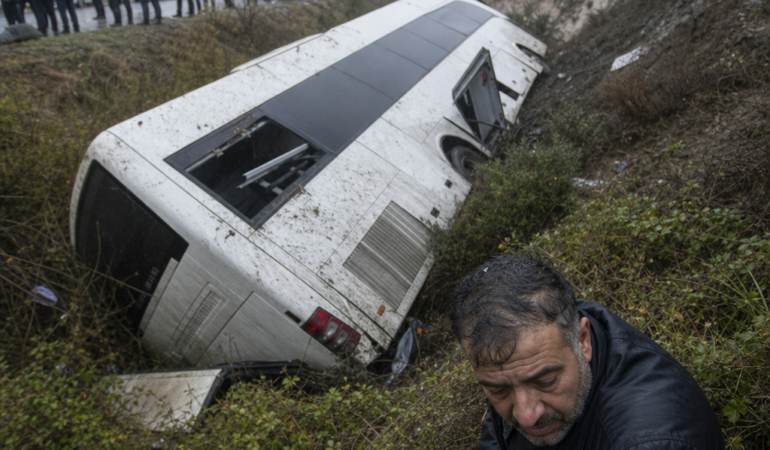 Yagisli-yolda-yolcu-otobusu-sarampole-yuvarlandi-40-yarali-openai-image