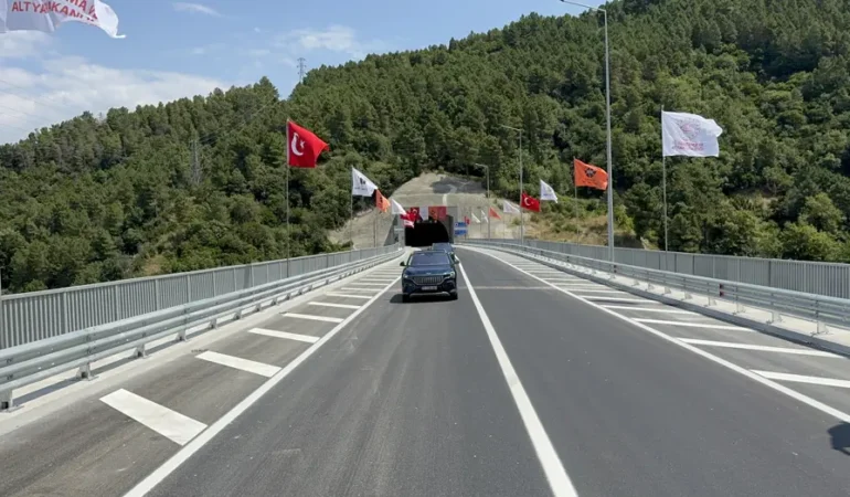 Yalova-Yolunda-Seyahat-Suresi-19-Dakikadan-3-Dakikaya-Inecek-featured