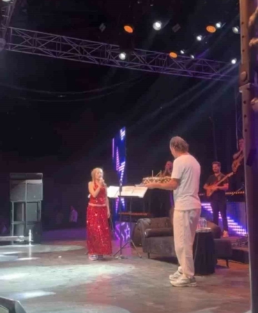 Yildiz-Tilbe-sahnede-dogum-gunu-surpriziyle-gundemde-featured