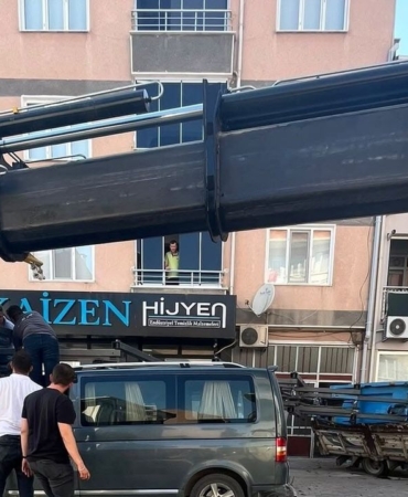 Yuk-tasima-asansoru-minibusun-uzerine-devrildi-featured