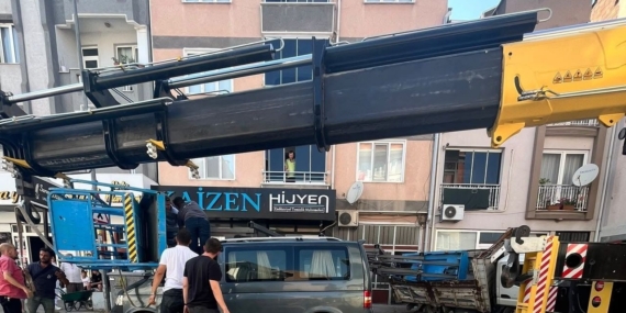 Yük taşıma asansörü minibüsün üzerine devrildi