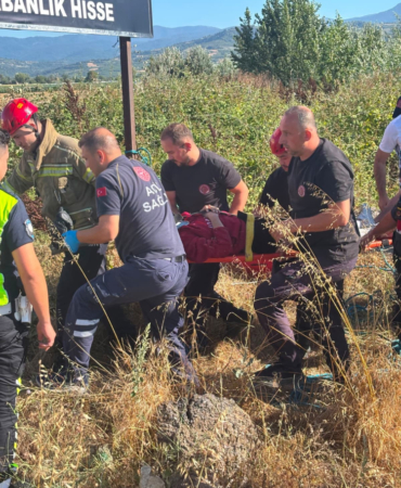 Bursa’da virajı alamayan motosiklet dereye yuvarlandı: 1 yaralı