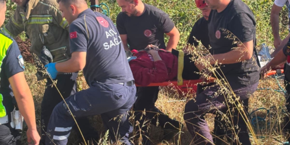 Bursa’da virajı alamayan motosiklet dereye yuvarlandı: 1 yaralı