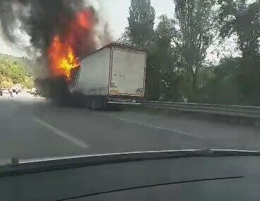 Gemlik’te seyir halindeki tırda yangın paniğe yol açtı