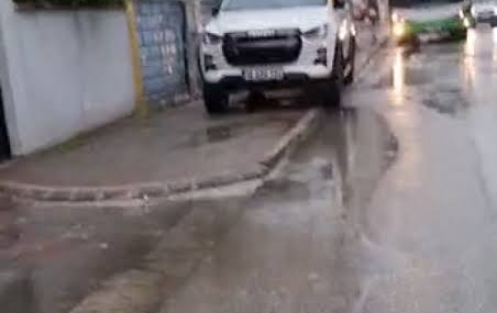 Bursa’da kaldırımlar araçlara teslim oldu, vatandaşlar yolda yürümek zorunda