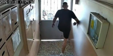 Kuryenin apartman kapısını tekmeleyerek açması kameralara yansıdı