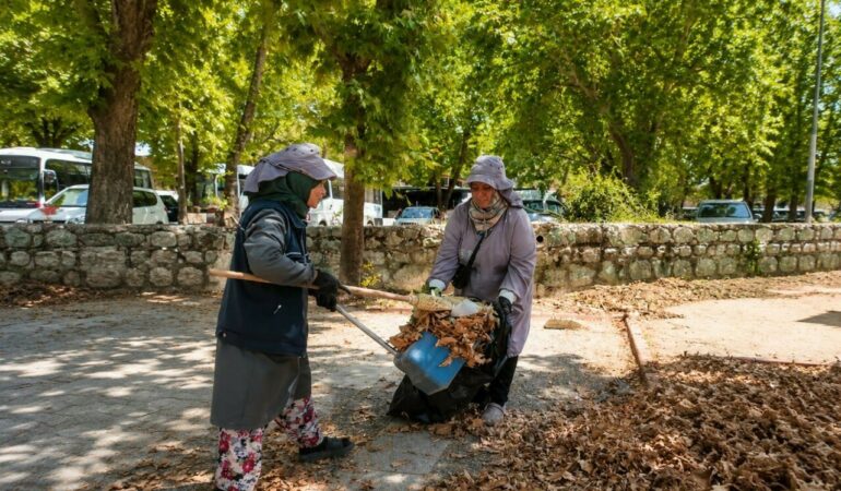 Karacabey’de Parklar ve Yeşil Alanlarda Yoğun Mesai