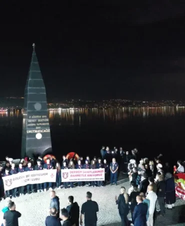 17-Agustos-Marmara-depreminde-27-yil-anma-torenleri-duzenlendi-featured
