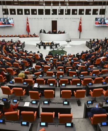 AK-Parti8217ye-uc-vekil-daha-katildi-Meclis8217teki-sandalye-degisti-featured