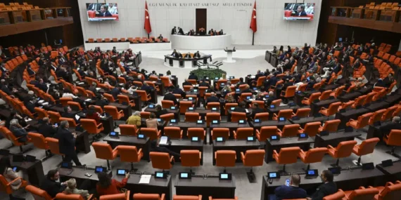 AK Parti’ye üç vekil daha katıldı, Meclis’teki sandalye değişti