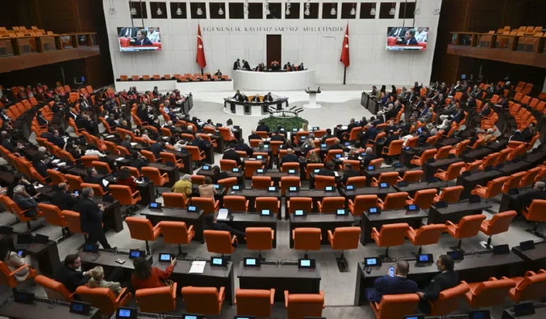 AK-Parti8217ye-uc-vekil-daha-katildi-Meclis8217teki-sandalye-degisti-featured