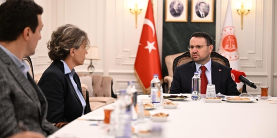 Adalet-Bakani-Gurlek-Oktay-ve-Mumcu-ailesiyle-gorustu-featured