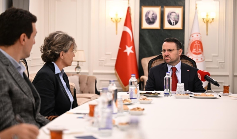 Adalet-Bakani-Gurlek-Oktay-ve-Mumcu-ailesiyle-gorustu-featured