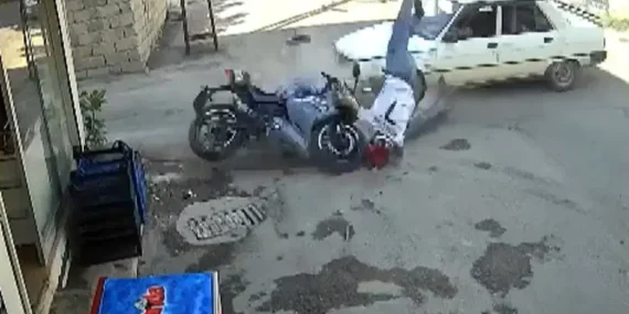 Adıyaman’da motosiklet sürücüsü metrelerce havaya savruldu