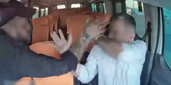 Adiyamanda-yol-verme-kavgasinda-minibus-surucusu-yumruklandi-featured