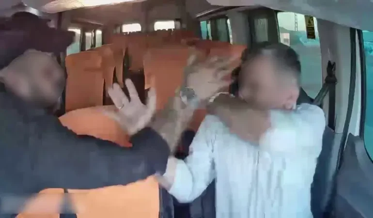 Adiyamanda-yol-verme-kavgasinda-minibus-surucusu-yumruklandi-featured
