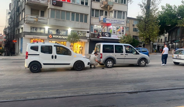 Altiparmak8217ta-iki-arac-carpisti-trafik-kisa-sure-aksadi-featured