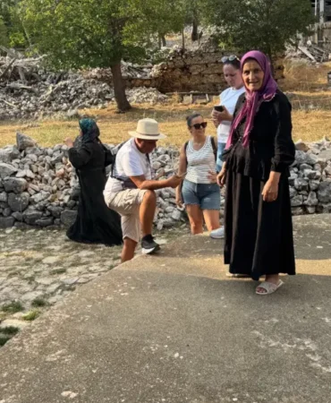 Antalya8217da-55-kisilik-koye-100-bin-turist-akini-featured