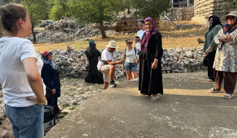 Antalya8217da-55-kisilik-koye-100-bin-turist-akini-featured