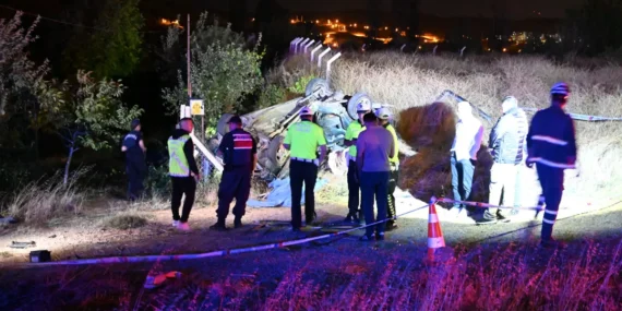 Aydınlatma direğine çarpıp takla atan otomobilde 1 ölü, 2 yaralı