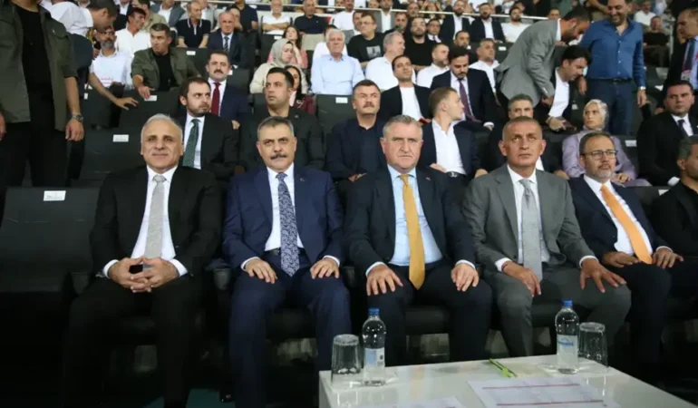 Bakanlar-ve-TFF-Baskani-tribunden-Super-Lig-macini-izledi-featured