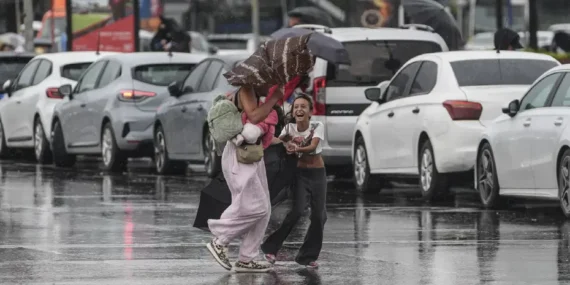 Balkanlardan serin hava düşürüyor sıcaklığı; fırtına uyarısı