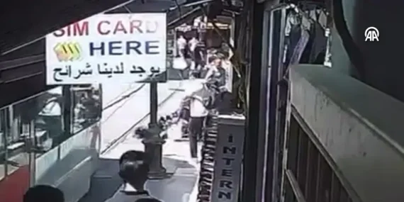 Bebek arabası tramvay yoluna devrildi: Kadın çocuğu kucağına aldı