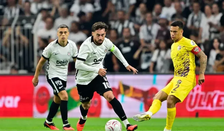 Besiktas-taraftarlarinin-onunde-Eyupspor-macina-cikiyor-featured