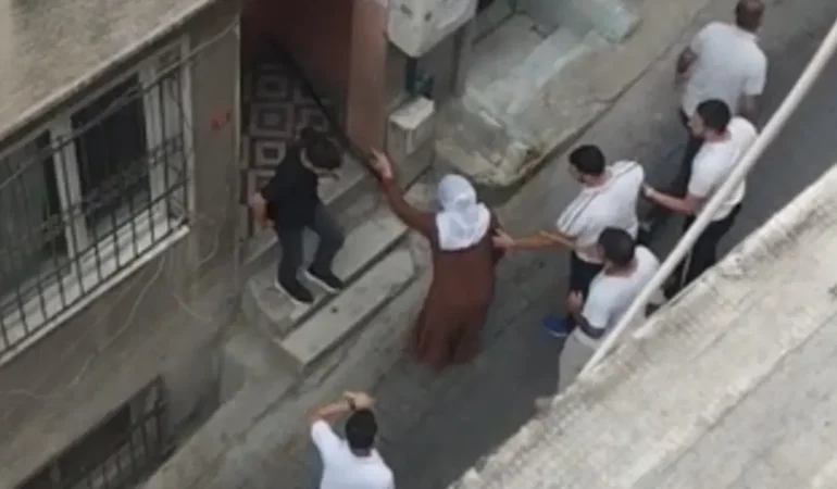 Beyoglu-fon-parasi-kavgasi-evlere-tas-sopa-saldirisi-featured