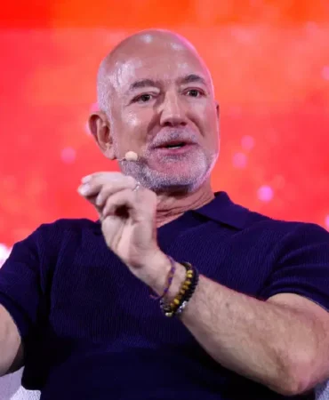 Bezos-Liverpoolda-ortaklik-icin-anlasmayi-imzaladi-featured