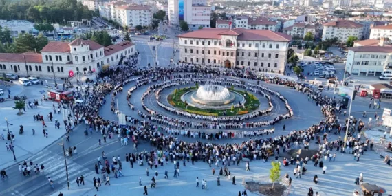 Bin-58-kadin-kent-meydaninda-halayla-rekor-kirdi-featured