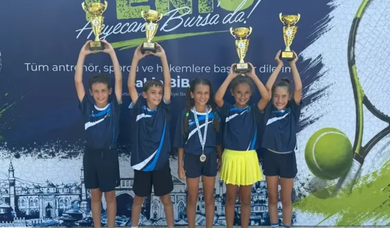 Bursa-Buyuksehir-Belediyespor-teniscileri-sampiyonluk-yakaladi-featured