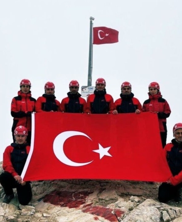 Bursa-JAK-Timleri-Uludag-Buyuk-Zirve8217de-30-Agustos8217u-Zirvede-Kutladi-featured