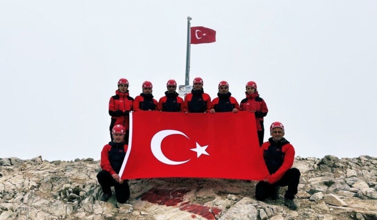 Bursa-JAK-Timleri-Uludag-Buyuk-Zirve8217de-30-Agustos8217u-Zirvede-Kutladi-featured