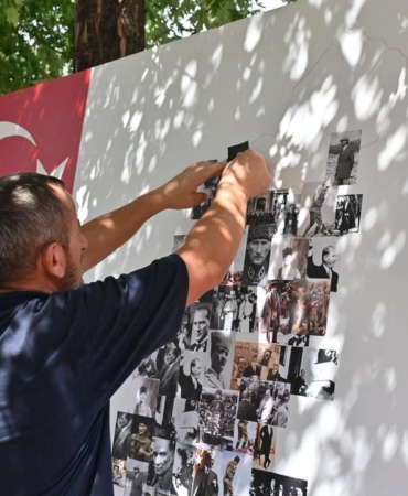 Bursa-UNESCO-Meydani8217nda-vatandaslarin-fotograflariyla-Ataturk-mozaigi-featured