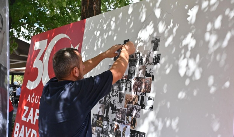 Bursa-UNESCO-Meydani8217nda-vatandaslarin-fotograflariyla-Ataturk-mozaigi-featured