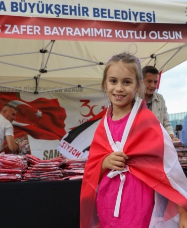Bursa8217da-30-Agustos-icin-on-binlerce-bayrak-dagitildi-featured