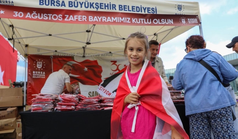 Bursa8217da-30-Agustos-icin-on-binlerce-bayrak-dagitildi-featured