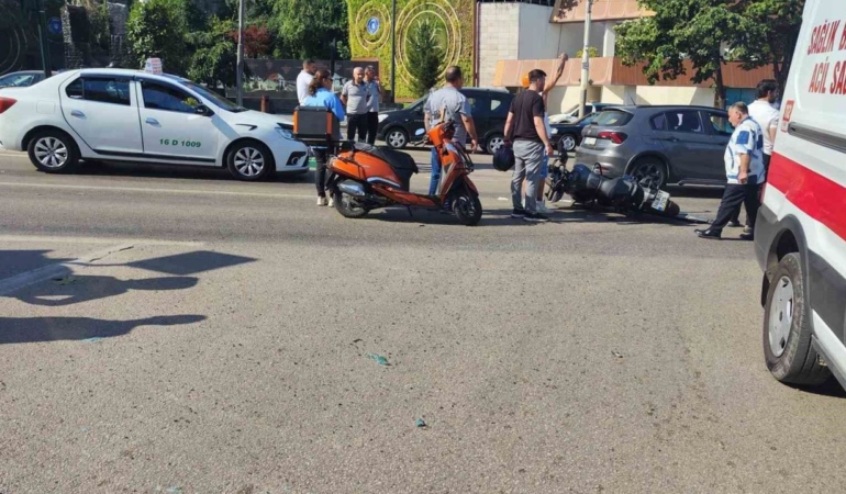 Bursa8217da-kavsakta-motosiklet-ile-Gemlik-ambulansi-carpisti-featured