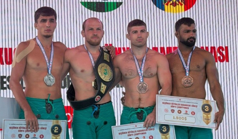 Bursali-guresci-Fazli-Eryilmaz-dunya-sampiyonu-oldu-featured