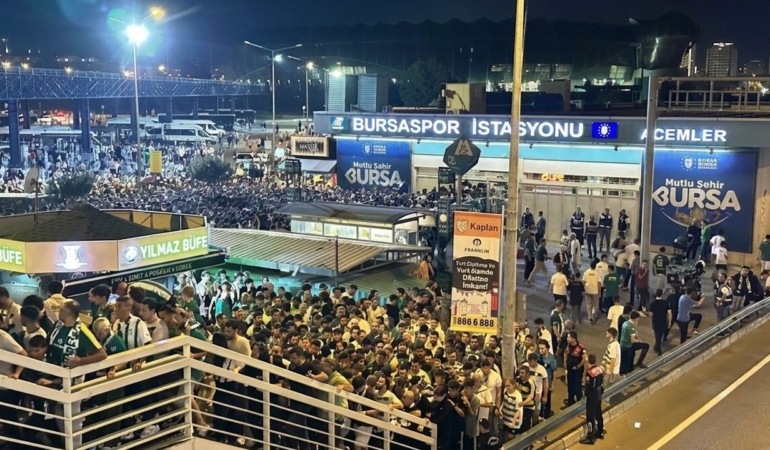 Bursaspor-Taraftari-Futbol-Taraftari-Tiyatro-Seyircisi-Degildir-featured