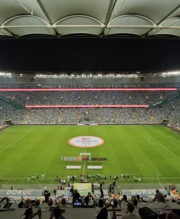 Bursaspor-tribunleri-ligi-tek-basina-tasidi-featured