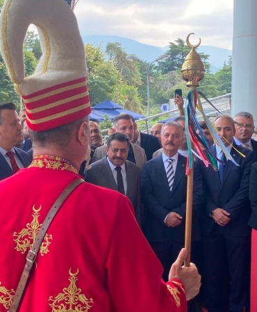 Buyukataman-Osmangazi-Kongresi8217ne-mehter-ve-kilic-kalkanla-geldi-featured