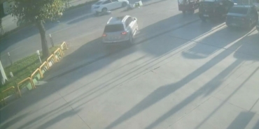Direksiyon-kontrolunu-yitiren-motosiklet-otomobile-carpti-featured