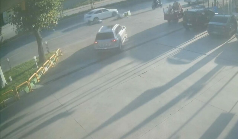 Direksiyon-kontrolunu-yitiren-motosiklet-otomobile-carpti-featured