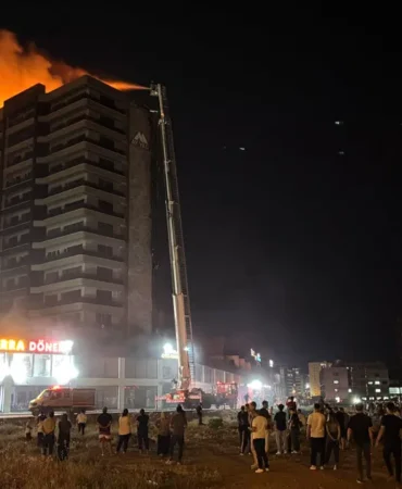 Diyarbakir8217da-plaza-yangini-3-itfaiye-eri-5-kisi-dumandan-etkilendi-featured