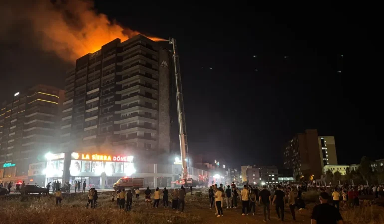 Diyarbakir8217da-plaza-yangini-3-itfaiye-eri-5-kisi-dumandan-etkilendi-featured