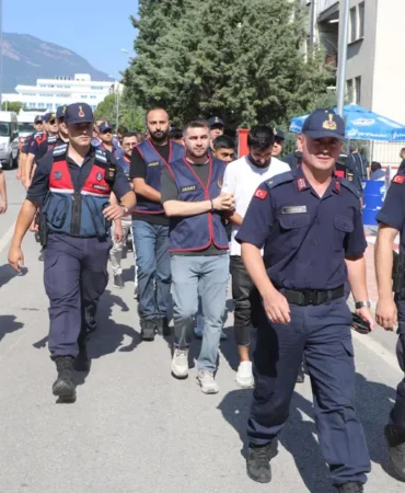 Dolandiricilar-4-milyonluk-altini-alan-kadina-kuryeyi-buldu-featured